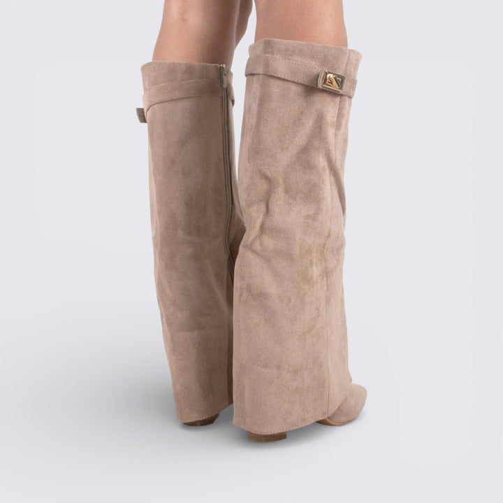 Damen Stiefel mit Schnallenriemen - Kniehohe Stiefel - Suede Shark Boots